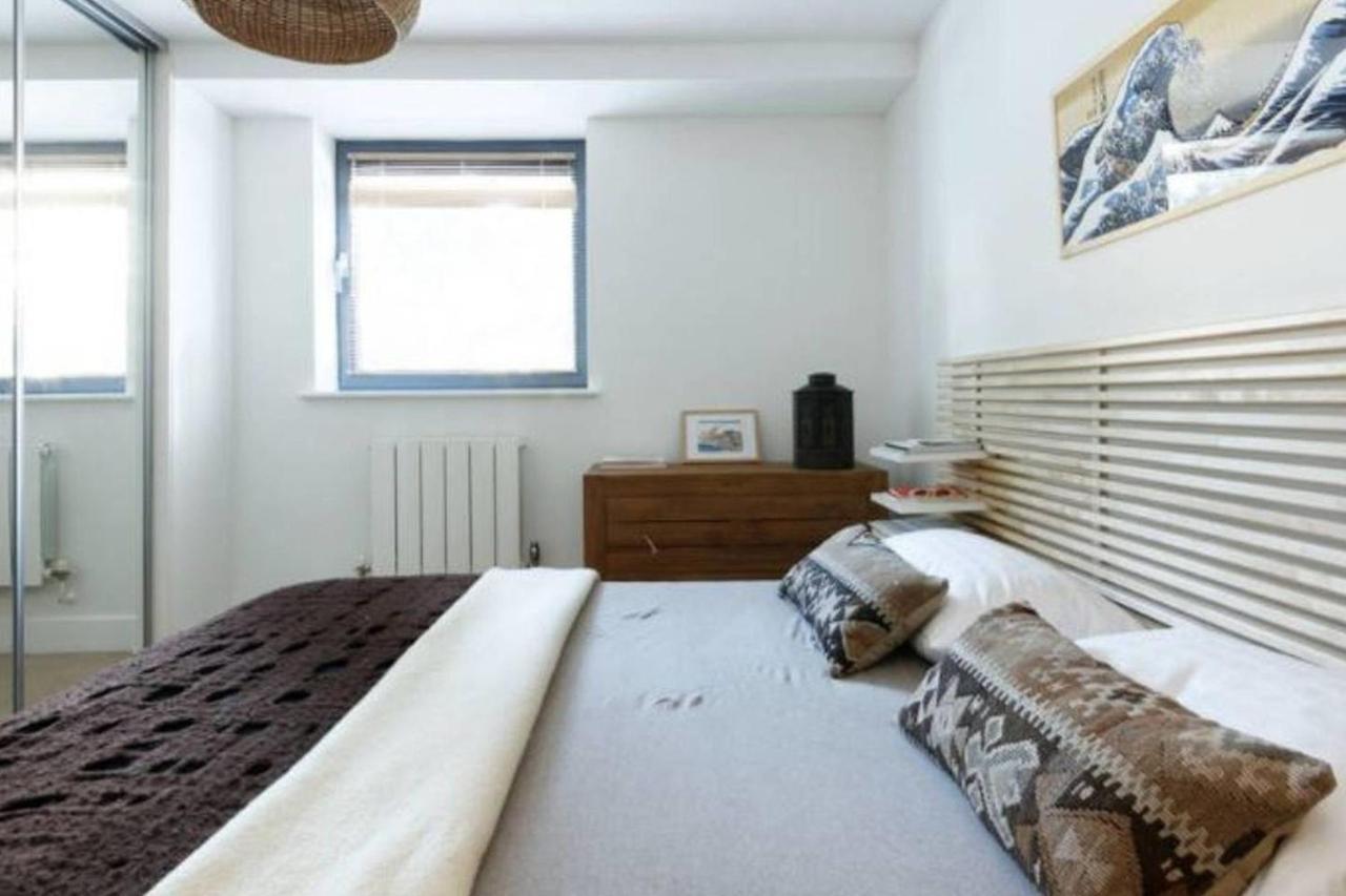 Peaceful Modern 2 Bedroom Flat With Water Views ลอนดอน ภายนอก รูปภาพ