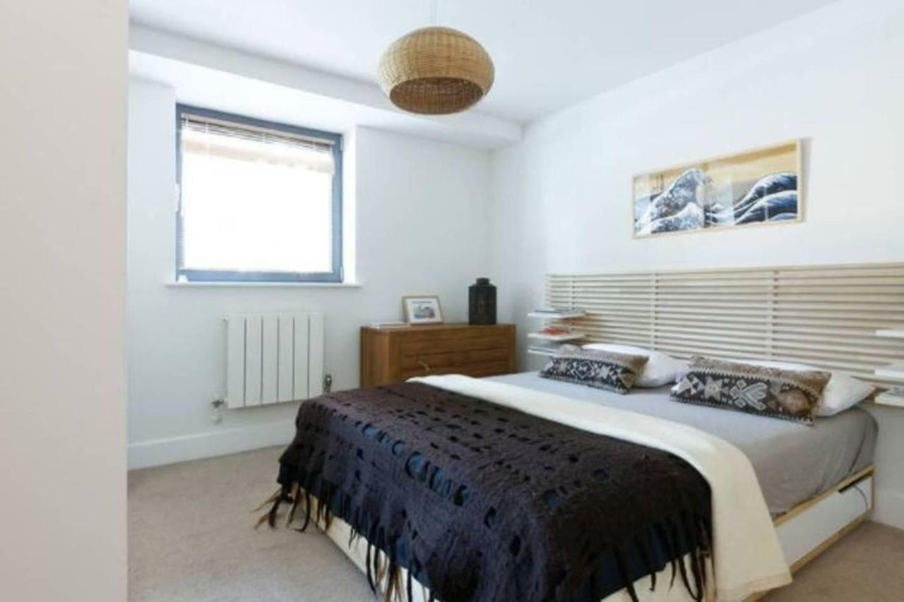 Peaceful Modern 2 Bedroom Flat With Water Views ลอนดอน ภายนอก รูปภาพ